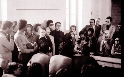 Pier Paolo Pasolini a Calimera, 21 ottobre 1975. Alle sue spalle, un giovanissimo Marcello Aprile