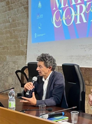 «La storia è un inciampo e ogni tanto ci inciampiamo, nella storia».  Intervista a Lorenzo Pavolini